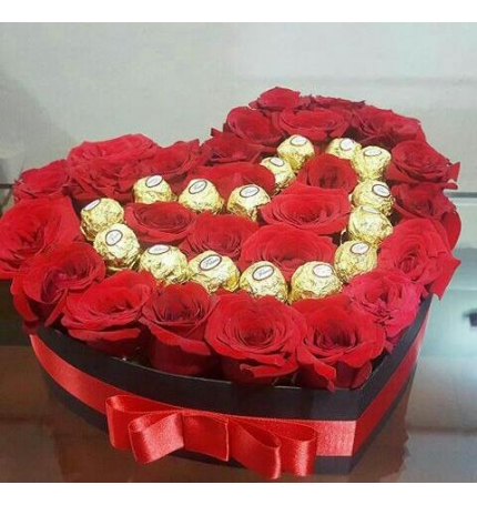 24 Rosas en Caja Corazón y 12 Bombones Ferrero Rocher 